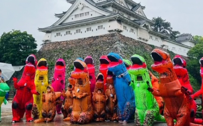 カラフルな恐竜スーツの子どもたち